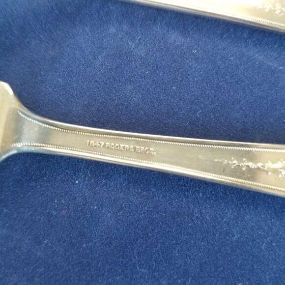 1847 Rogers Bros Flatware Ancestral Pattern Set Butter Knife and Sugar Spoon - Picture 4 of 8